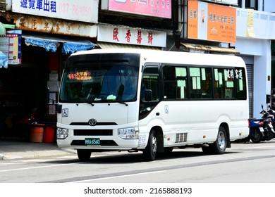 Miaoli, Taiwan - 4／28／2022: An All-white Taichung City Bus Route 662 Stops On The Side Of The Road.