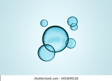 Micellar-Wasser-Wasserblase auf blauem Hintergrund mit separatem Beschneidungspfad