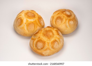 Michetta or Rosetta is an Italian white bread originating in Austria, recognizable by its bulging rose-shaped shape.