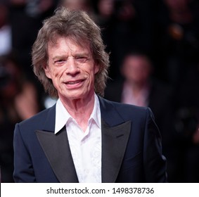 Mick Jagger avance le tapis rouge devant "L'hérésie orange brûlée" lors du 76ème Festival du Film de Venise à Sala Grande le 7 septembre 2019 à Venise, en Italie.