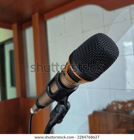 a microphone or loudspeaker located above the pulpit of the mosque, is usually used to echo the call to prayer