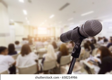 Mikrofon auf dem unscharfen Forum für Geschäftsleute Konferenz Training Learning Coaching Concept, unscharfer Hintergrund