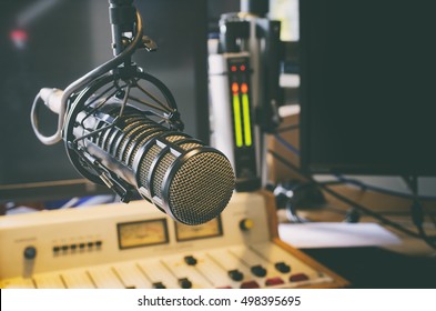 micrófono en estudio de radio