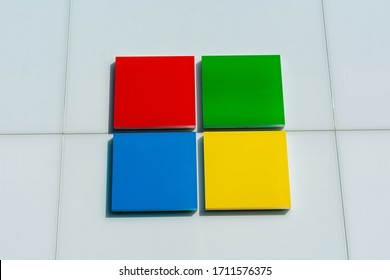 Microsoft Logo With Four Color Squares On Brick And Mortar Retail Chain Store Facade - Palo Alto, CA, USA - 2019