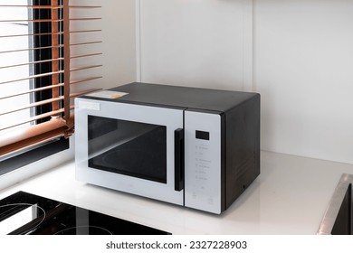 Microondas en una cocina blanca de casa mínima