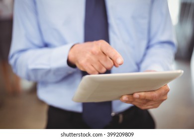 Mittlerer Unternehmensbereich mit digitaler Tablette im Büro