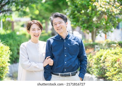 Middle age Asian couple dating