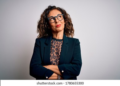 Middle Age Brunette Business Woman Wearing Glasses Standing Over Isolated White Background Smiling Looking To The Side And Staring Away Thinking.