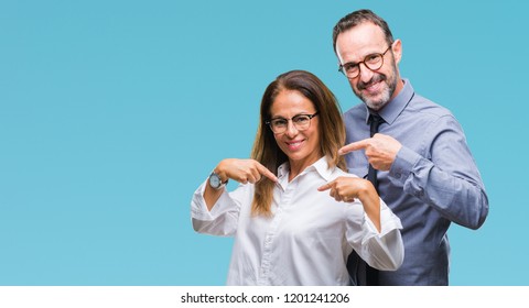 Hispanisches Mittelalter-Paar in verliebter Brille auf isoliertem Hintergrund, selbstbewusst mit einem Lächeln auf dem Gesicht, mit stolzen und glücklichen Fingern.