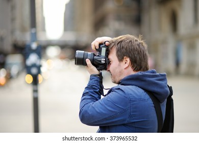 Photo prise par un photographe d'âge moyen avec un appareil photo numérique professionnel en plein air