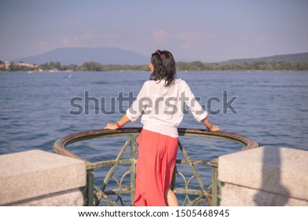 Middle age wooman posing in front of a huge lake