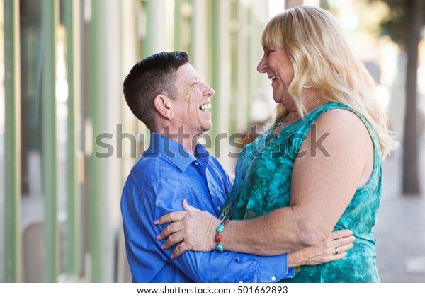 中高年のトランスジェンダーのカップルが 都市の外で抱き合う の写真素材 今すぐ編集 501662893