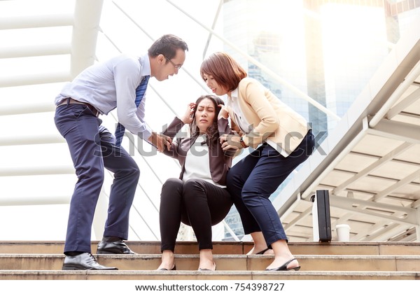 Una donna d'affari di mezza età è svenuta e caduta sul pavimento. Le sue amiche l'aiutano e le loro sono scioccanti. La donna d'affari viene stressata dal suo lavoro. Sviene in città mentre va in ufficio.