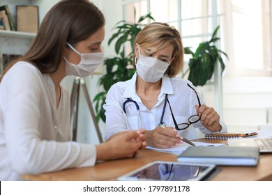 Ärztin im mittleren Alter in ärztlicher Maske nach Rücksprache mit dem amtierenden Patienten.