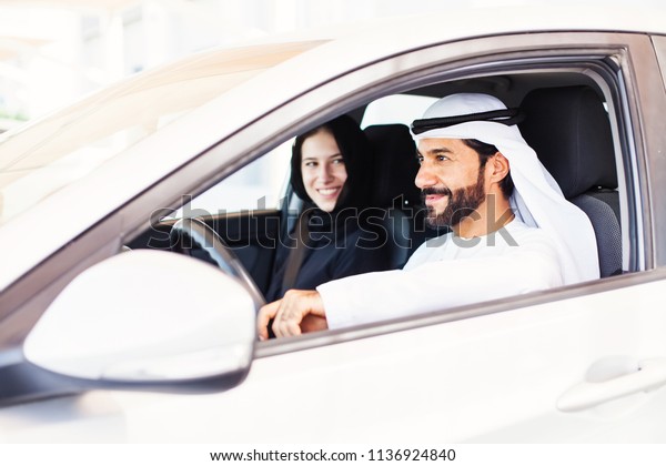 Middle Eastern Arab Couple Traveling Car の写真素材 今すぐ編集