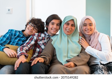 Familie im Mittleren Osten porträtiert Alleinmutter mit Teenagerkindern zu Hause im Wohnzimmer. Selektiver Fokus 