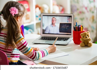 Fernlehrer im mittleren Alter, der einen Videokonferenzanruf mit Schüler mit Webcam führt.Konzept der Online-Bildung und des eLearning. Unterkunft Quarantäne Fernunterricht und Arbeit von zu Hause aus.