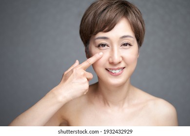 目 疲れ 日本人 おばさん Images Stock Photos Vectors Shutterstock