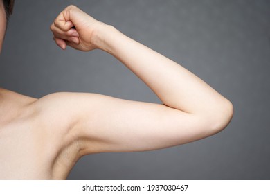 Middle-aged Japanese woman who cares about slack in her upper arm