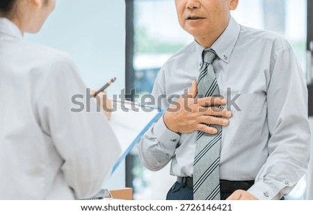 A middle-aged man and a pharmacist explaining illnesses at a pharmacy (pneumonia, chest pain, heart disease, palpitations, shortness of breath)