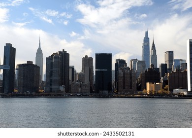 Midtown Manhattan, vista desde Queens a través del East River.  Edificio Empire State, edificio Chrysler.