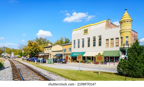 Midway, Kentucky, October 16, 2016: Main Street Of Midway - A Small Town In Central Kentucky Famous Of Its Boutique Shops And Restaurants