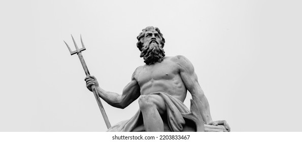 La fuerza del dios del mar y los océanos Neptuno (Poseidón, Tritón). El tridente de Neptuno como símbolo de fuerza, poder y sin restricciones. Fragmento de una estatua antigua. 