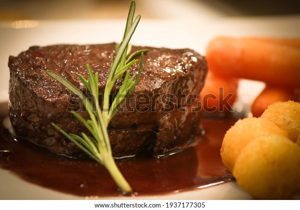 
Mignon medallion with red
wine sauce