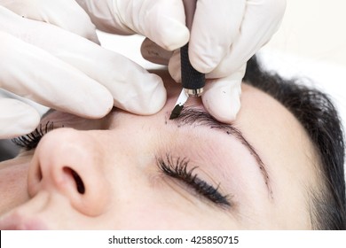 Mikrobleyding eyebrows workflow in a beauty salon