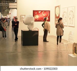 MILAN - APRIL 08: People visit paintings and sculpture work of arts galleries during MiArt, international exhibition of modern and contemporary art on April 08, 2011 in Milan, Italy.