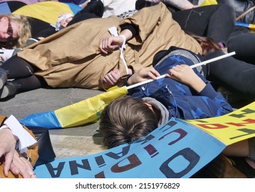  Milan, Italy: 9 April 2022: Protest Of Ukrainians Peoples In Duomo Square Milan Against The War And Against The Russian Leader Putin
