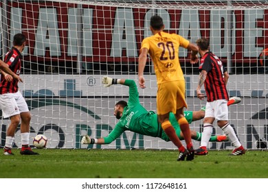 Milan, Italy. August 31, 2018. Campionato Italiano di Serie A. Milan - Roma 2-1. Federico Fazio, Roma score the goal of 1-1.