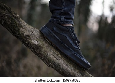 Imágenes, fotos de stock y vectores sobre Graffiti+shoe Imágenes, fotos de stock y vectores sobre Graffiti+shoe