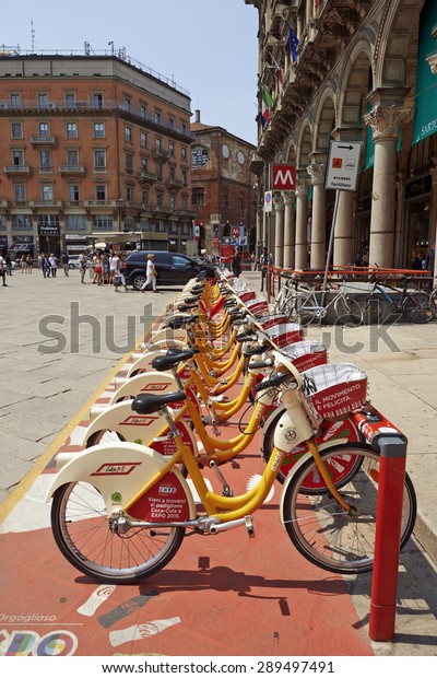 MILAN, ITALY- JUNE 11, 2015: A Row\
of city bike for rent or Bike sharing station at The Duomo Piazza\
in Milan. symbol of mobility, ecology and alternative\
energy