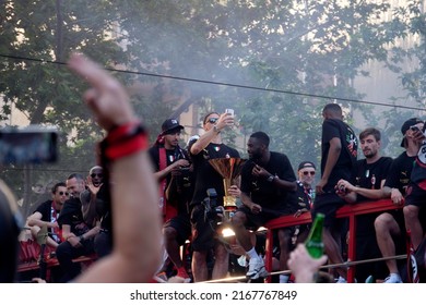 Mailand, Italien - 23. Mai 2022: Die AC Mailand-Spieler Parade durch das Corso Sempione in Mailand, um den Scudetto zu feiern