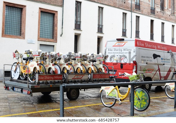 MILAN, ITALY - MAY 4, 2017: bicycles are transported to
and from the share places for Bike Mi, the public bike sharing
project in Milan City 