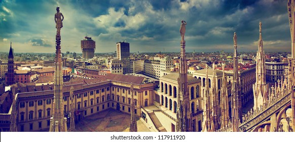 Милан, Италия панорама. Вид из Миланского собора. Королевский дворец в Милане - Палаццо Реале и Башня Веласка на заднем плане