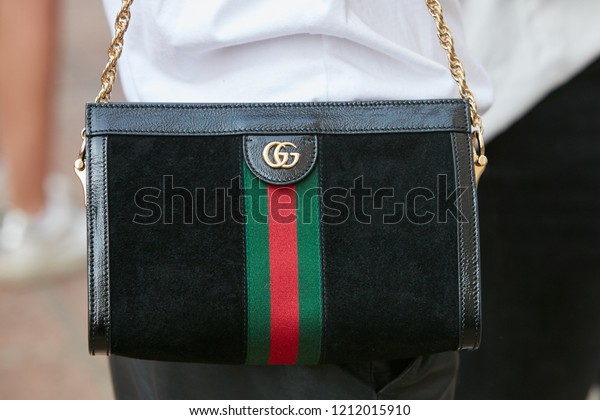 black gucci bag with red and green stripe