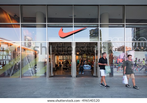 libro de texto Matón constructor Milan Italy September 27 2016 Nike Stock Photo (Edit Now) 496540120 libro de texto Matón constructor Milan Italy September 27 2016 Nike Stock Photo (Edit Now) 496540120