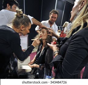 MILAN, ITALY-SEPTEMBER 28, 2009: female models on backstage of a fashion show, in Milan.