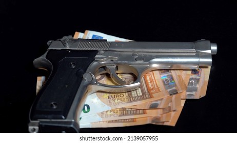 Milan March 2022 - Money Cash Banknote  50 Euro And Revolver Gun Army - Order A Murder, Criminal Underworld And Social Emergency Delinquency  - Mafia And Criminal Life