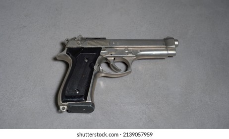 Milan March 2022 - Money Cash Banknote  50 Euro And Revolver Gun Army - Order A Murder, Criminal Underworld And Social Emergency Delinquency  - Mafia And Criminal Life