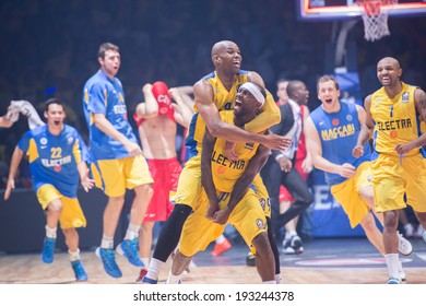 MILAN - MAY 16:  Maccabi Electra Tel-Aviv's Players Celebrate With Tyrese Rice After Beating CSKA Moscow In The Semi Finals Of  The Turkish Airlines Euroleague In Mediolanum Forum On May 16, 2014.