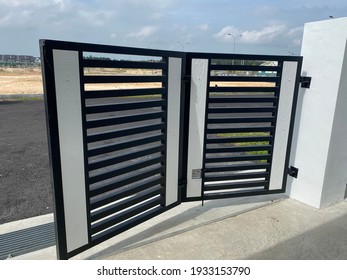 Mild Steel Folding Gate With Timber Plank