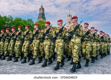 The Military Are In Arms. Victory Parade On Red Square In Moscow. The Russian Army In Red Berets And Green Uniforms: Moscow, Russia, 09 May 2019.