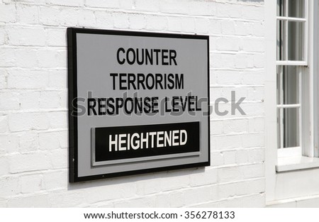 Military security notice counter terrorism heightened at Portsmouth dockyard entrance UK Foto stock © 
