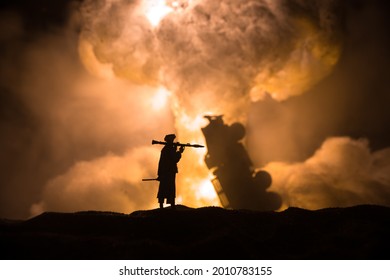 Silhouet van militaire soldaat met bazooka. War Concept. Militaire silhouetten vechten scène op oorlogsmist hemel achtergrond, Soldier Silhouette richt zich's nachts op het doel. Aanval scene
