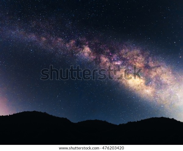 天の川の銀河は夜に美しく 銀河には星が多く 夜空には天の川が多い の写真素材 今すぐ編集