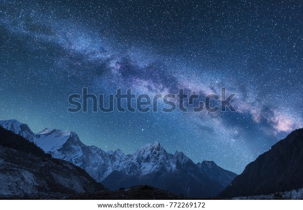 天の川と山 ヒマラヤの山々と ネパールの夜の星空を持つ素晴らしい光景 雪の頂と星の空を持つ岩 美しいヒマラヤ 明るい天の川を持つ夜景 の写真素材 今すぐ編集