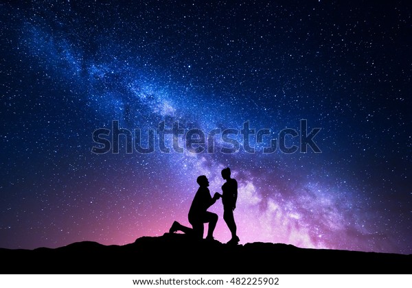 天の川 恋人に結婚の申し込みをする男性が写った夜景と星空 恋人のシルエット カップル 関係 天の川と人 宇宙 の写真素材 今すぐ編集
